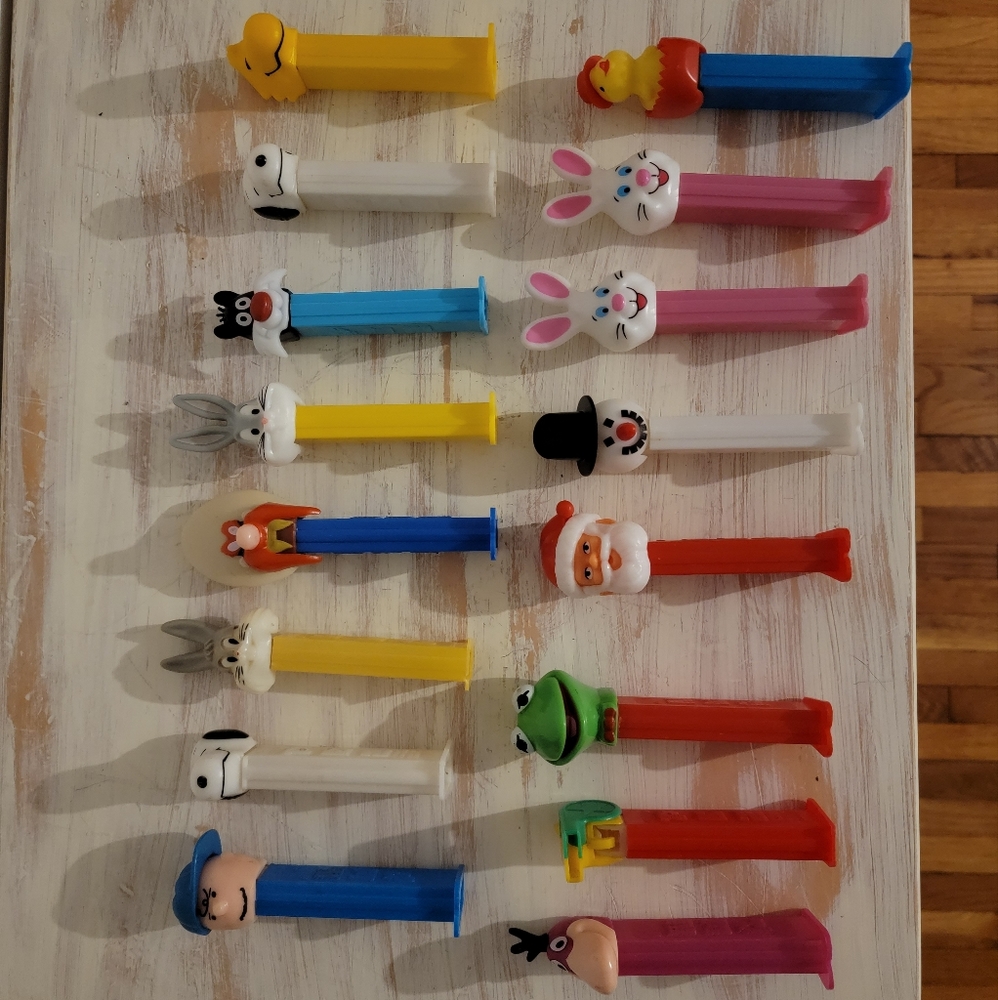 Lot of 16 Loose Pez Dispensers Looney Tunes Peanuts Muppets Flintstones Holiday
